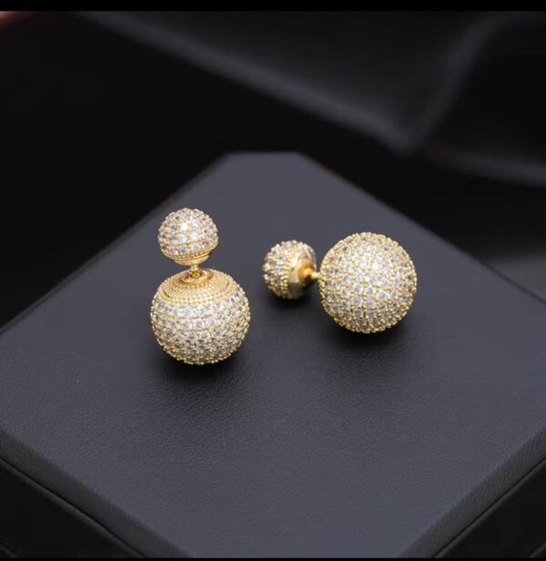 2026/07/1000127380.jpg Boucles d'oreilles double face zircons dorées