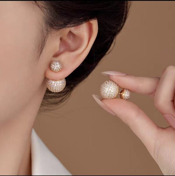 2026/07/1000127385.jpg Boucles d'oreilles double face zircons dorées