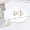 Parure ovale motif vague, ton or et blanc