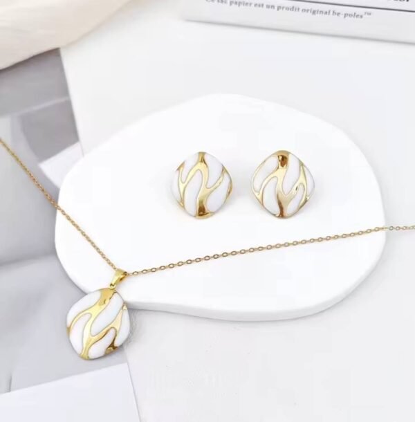 Parure ovale motif vague, ton or et blanc