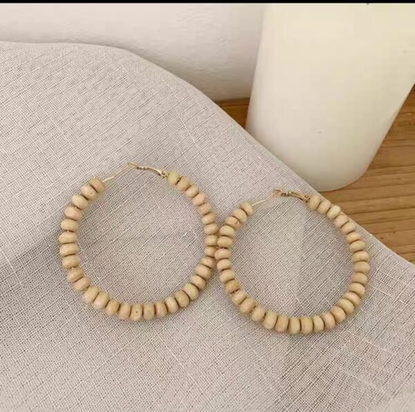 Créoles perles de bois beige