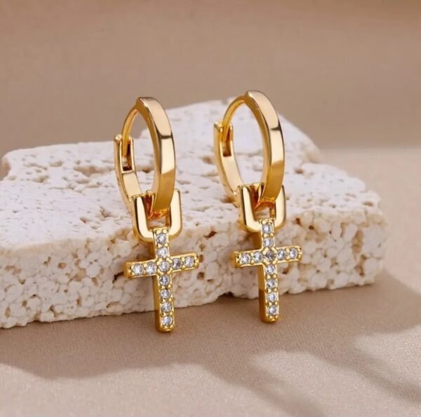 Créoles pendantes croix pavée zircons