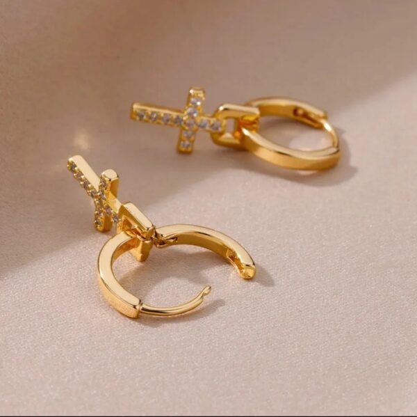 Créoles pendantes croix pavée zircons