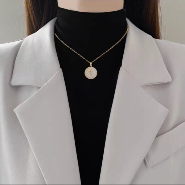 2026/09/1000219914.jpg Collier croix pendentif nacre