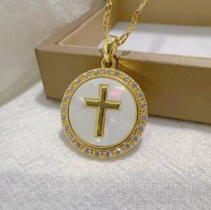 Collier croix pendentif nacre