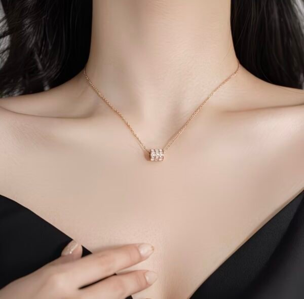 screenshot-13 Collier pendentif zircons en acier