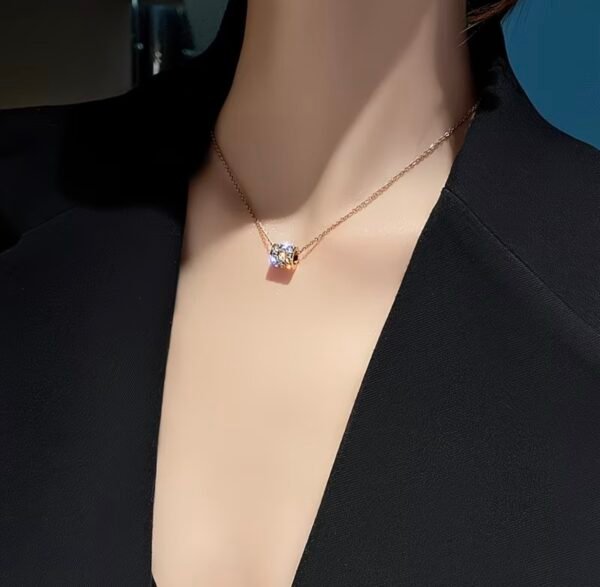 screenshot-9 Collier pendentif zircons en acier