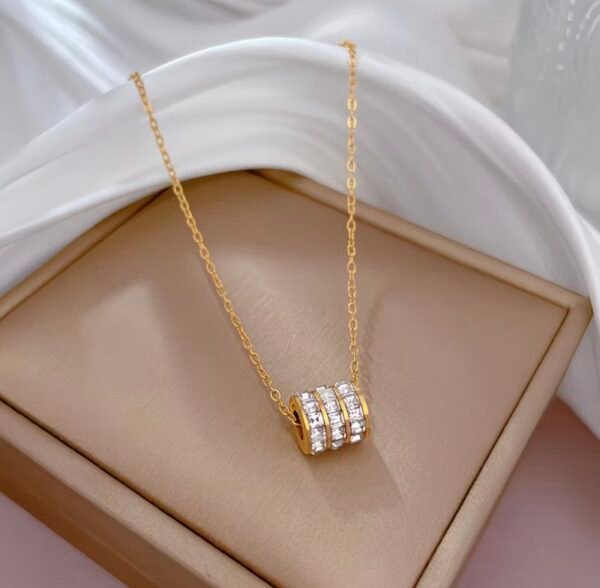 screenshot-11 Collier pendentif zircons en acier