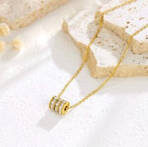 Collier pendentif zircons en acier